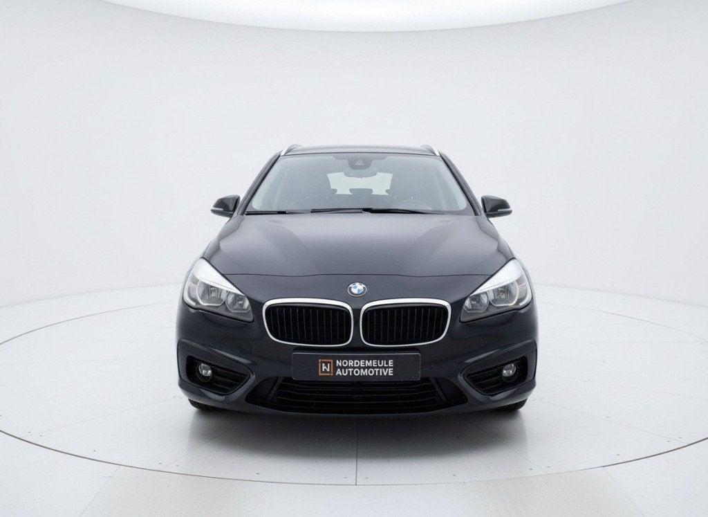 Bmw 2-SERIE 216D Lease Essential 7P. Navi, Cruise, Trekhaak, Auto's, BMW, Voorwielaandrijving, Gebruikt, Euro 6, Zwart