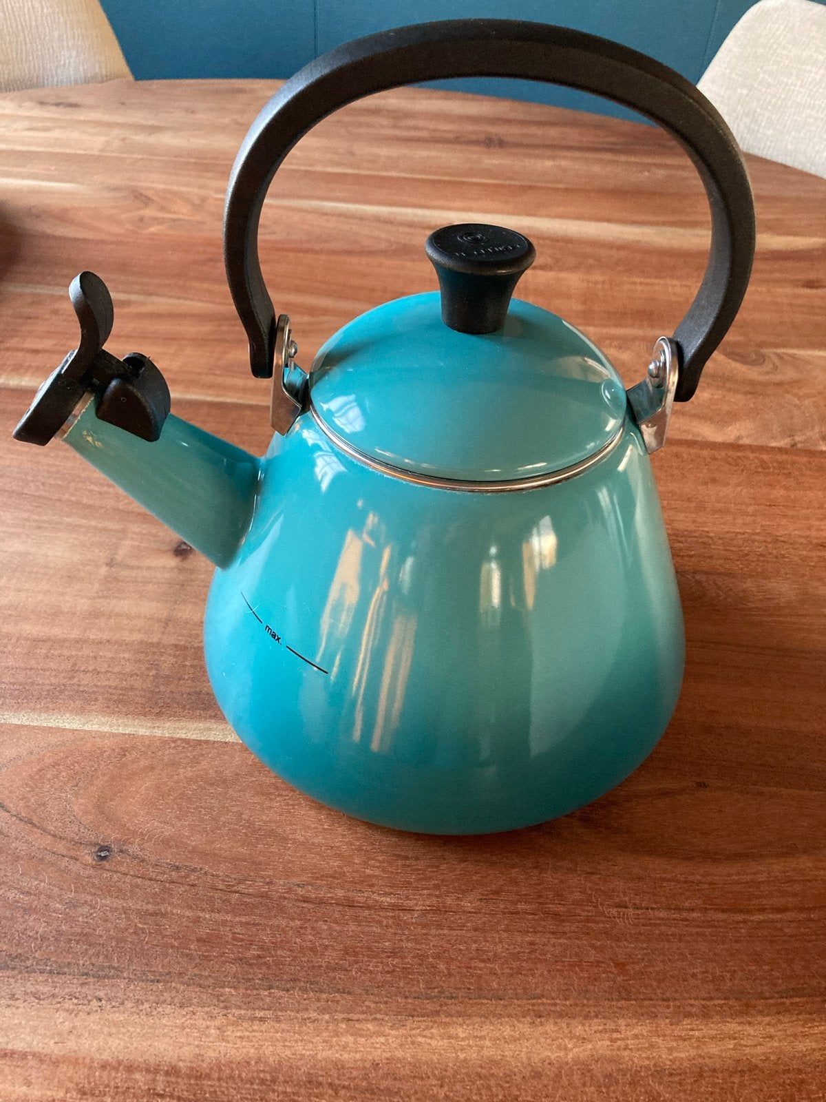Le Creuset Kone fluitketel Caribisch blauw 1,6L, Ophalen of Verzenden, Metaal, Le Creuset, Theepot/fluitketel