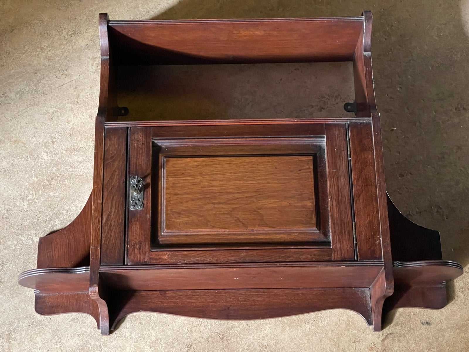 Antieke houten wandplank met kastje, Ophalen