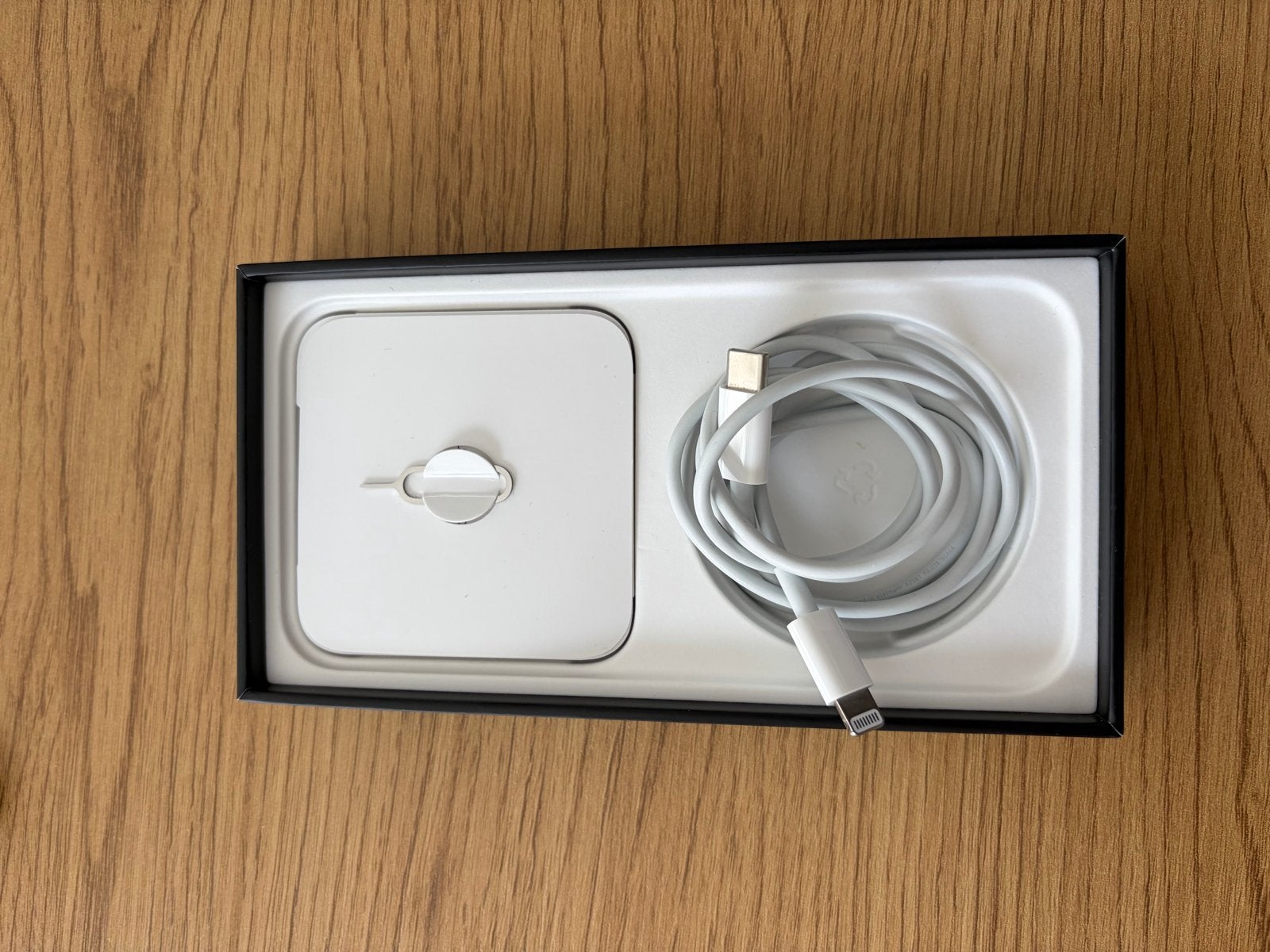 Foto 5 van iPhone 13 Pro (Groen) met USB-C naar Lightning kabel