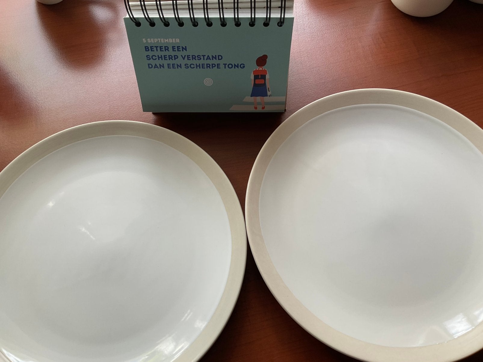 2 dinerborden HEMA / room met zandbeige rand / zgan, Ophalen of Verzenden, Zo goed als nieuw, Bord(en), Overige stijlen