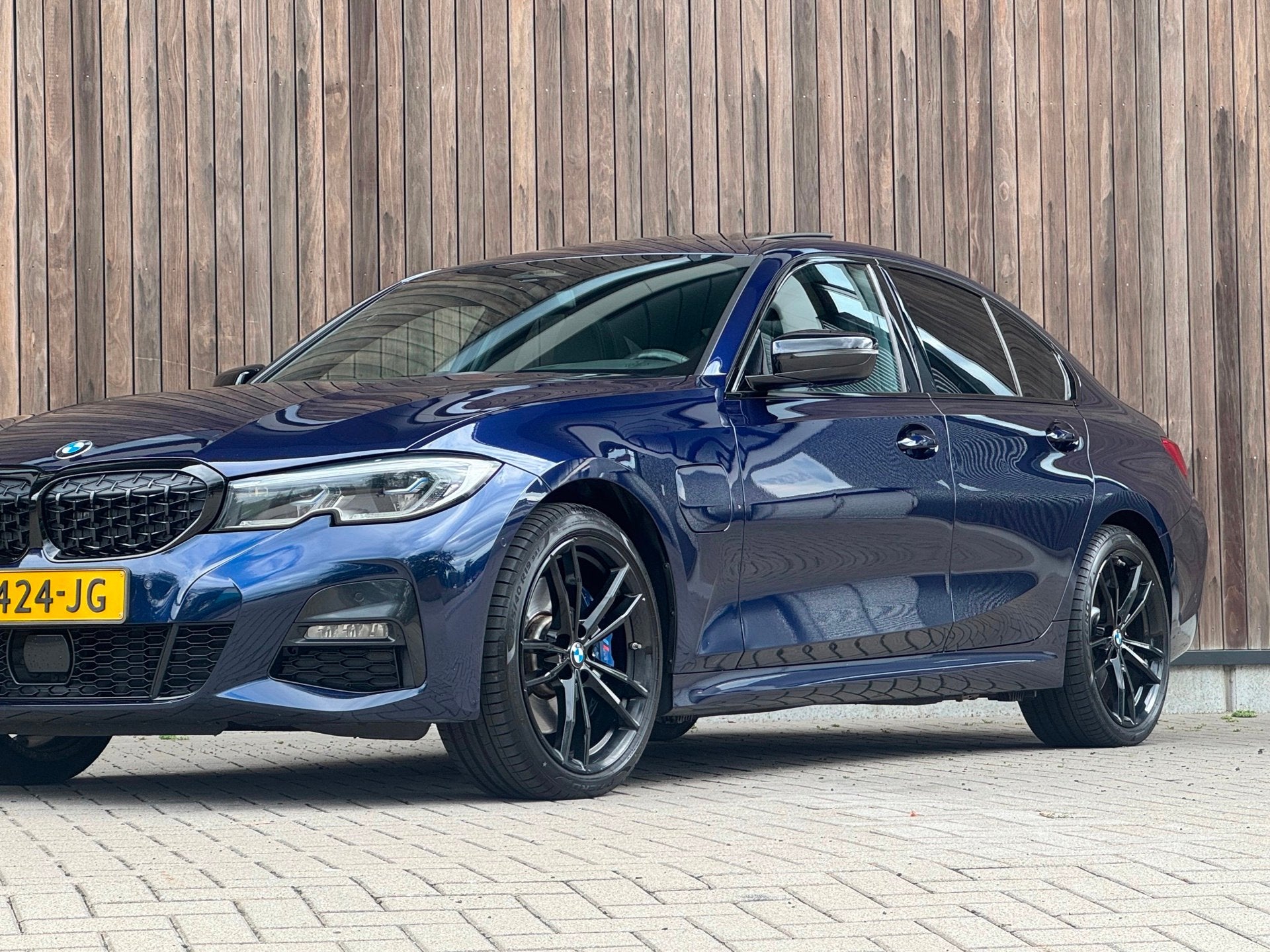 BMW 3-serie 330e High Executive M-Sport / Individual /, 1998 cc, Achterwielaandrijving, Gebruikt, Blauw