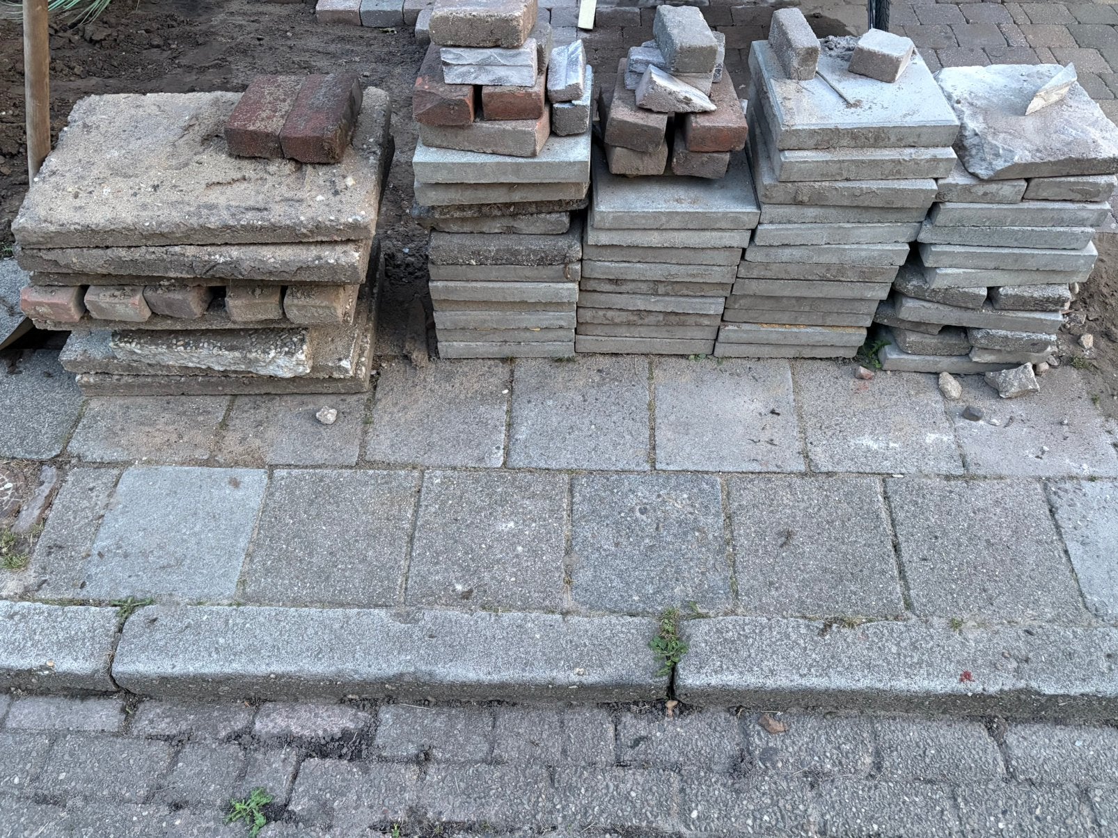 Gratis rest partij tegels, Tuin en Terras, Ophalen, Zo goed als nieuw, Beton, Terrastegels