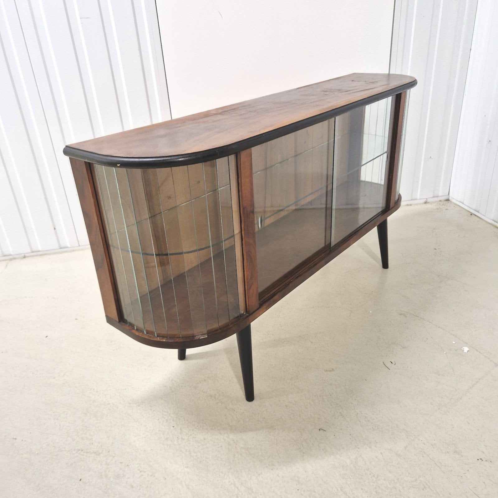 Vintage dressoir met glazen schuifdeuren en houten frame, Huis en Inrichting, Ntp, Gebruikt, Ntp, Ophalen of Verzenden