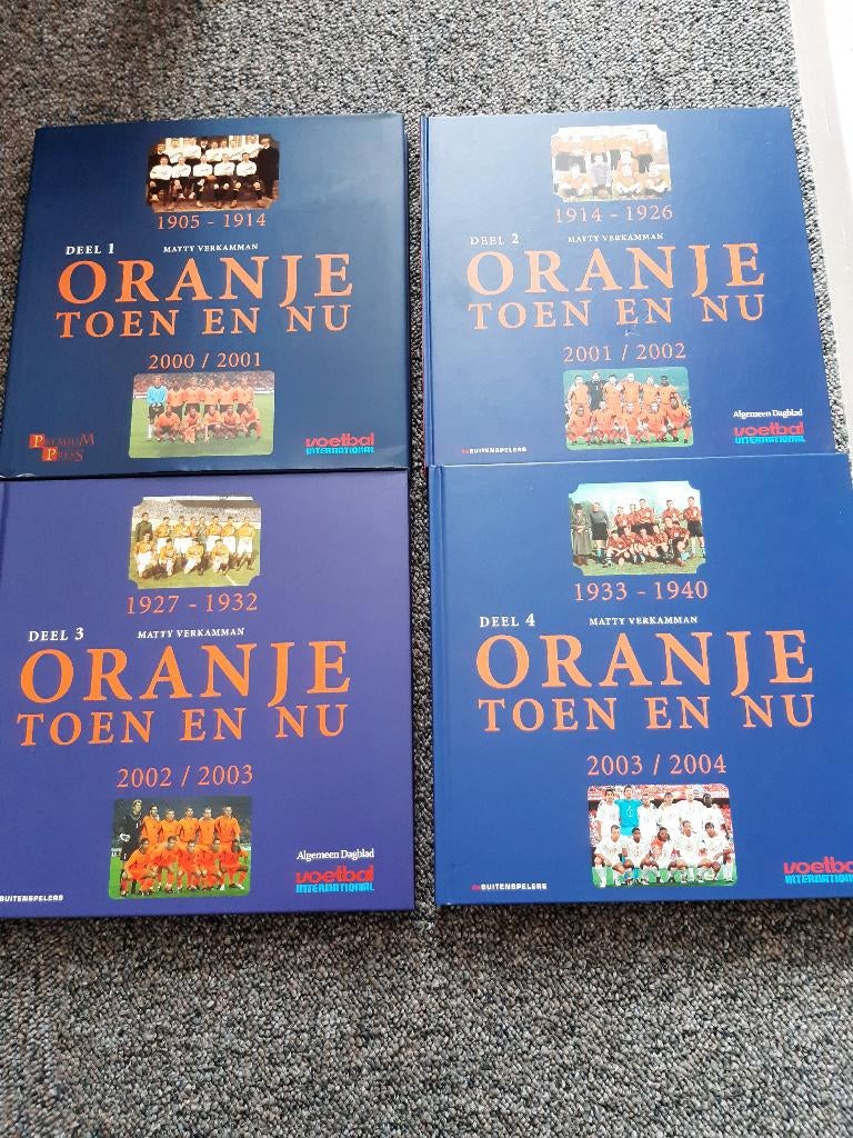 voetbal boeken Oranje Toen en Nu, Nieuw, Balsport, Ophalen, Onbekend
