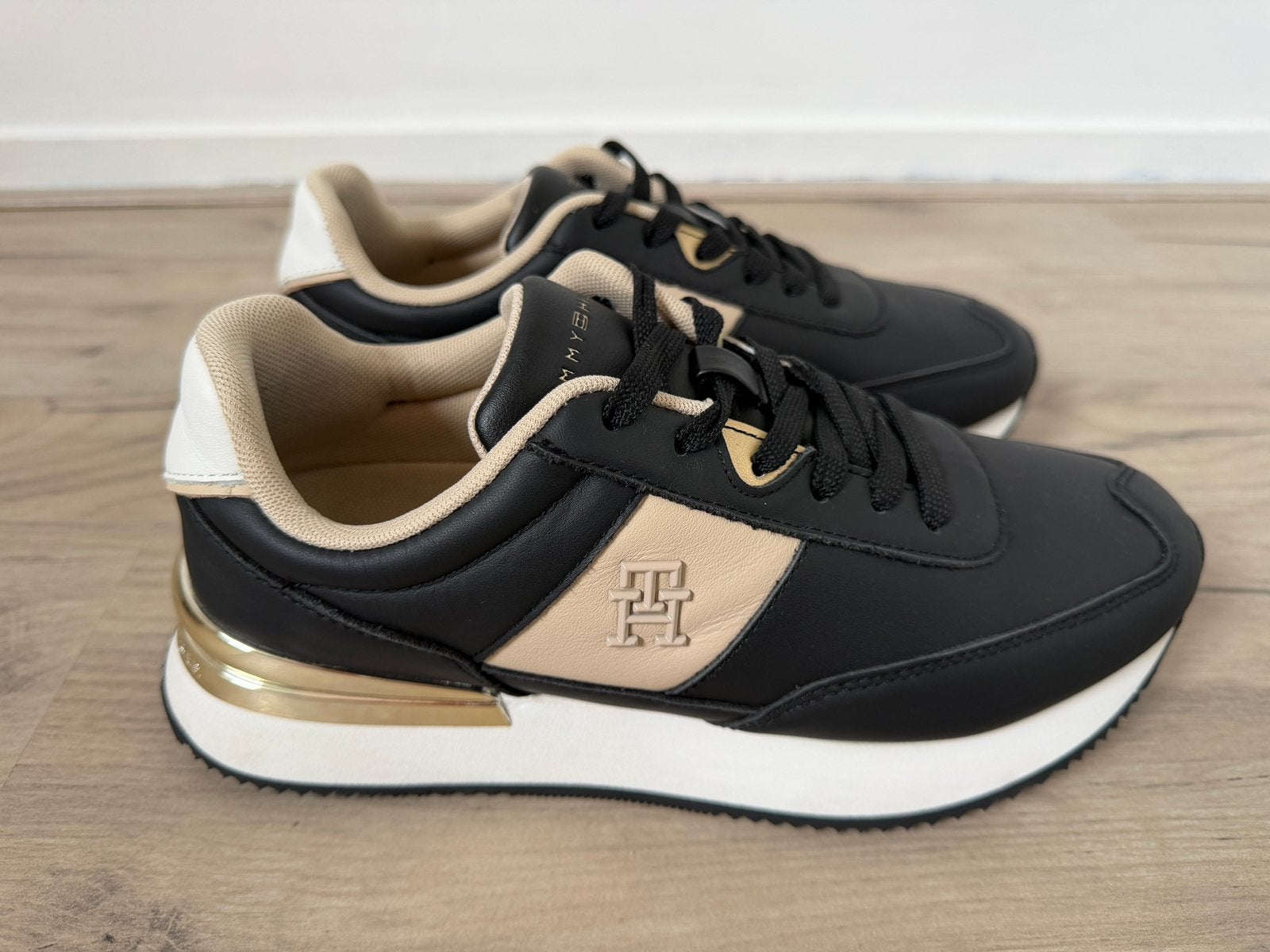 Tommy Hilfiger sneaker leer / gouden accenten, Kleding | Dames, Schoenen, Ophalen, Zwart, Sneakers of Gympen, Zo goed als nieuw