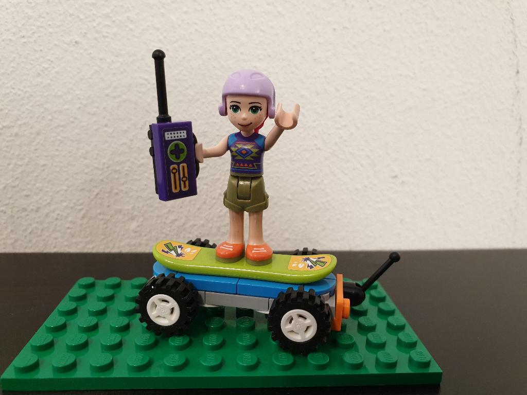 NIEUW LEGO Friends minifiguur Mia op elektrisch skateboard, Lego, Nieuw, Friends, Ophalen of Verzenden