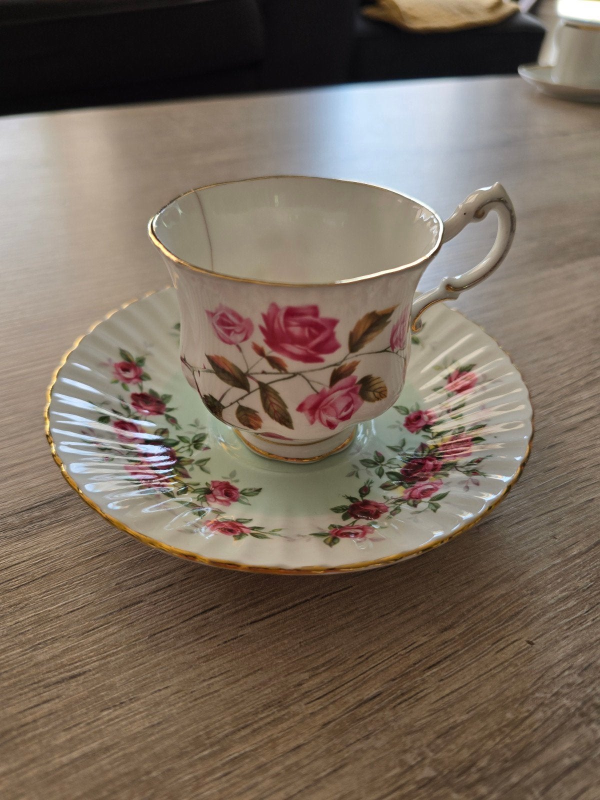 Vintage Paragon The Queen's China kop en schotel rozen, Ophalen of Verzenden