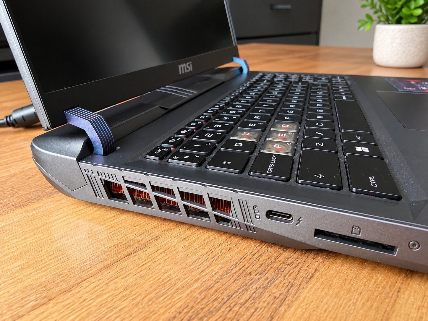 Foto 3 van MSI Vector 16 HX i9-14900HX RTX 4080 32GB 1TB Gaming
