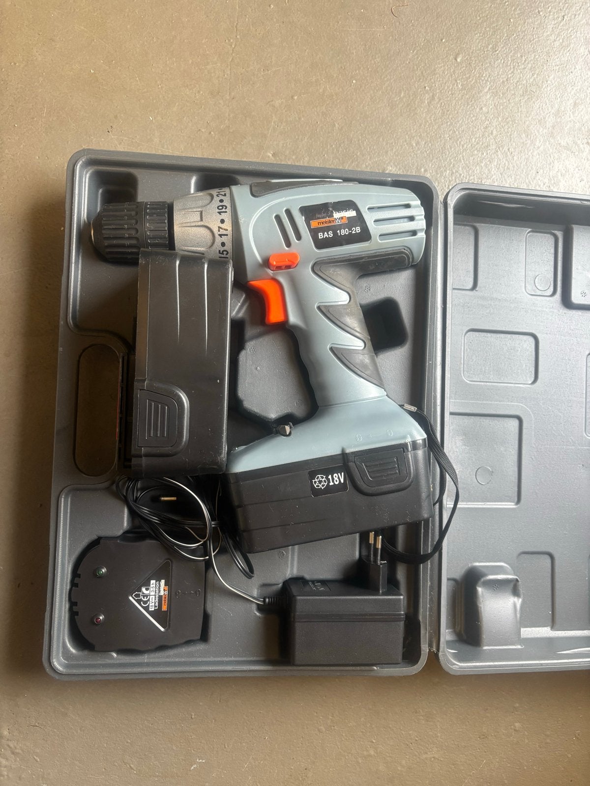 Meister Accuboormachine met lader en 2 accu's, Doe-het-zelf en Verbouw, Gebruikt, Variabele snelheid, Ophalen of Verzenden, Boor- en Schroefmachine