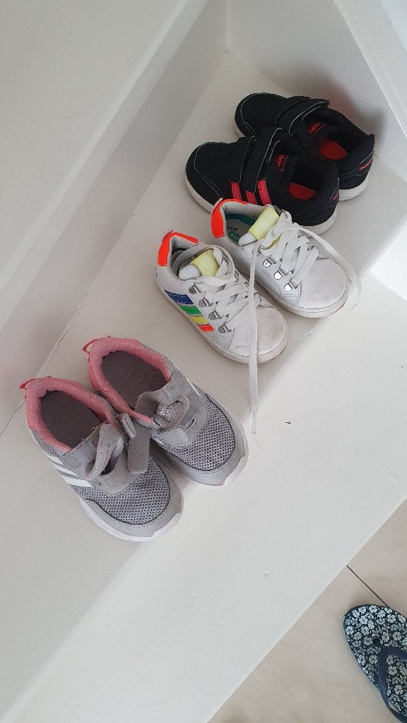 3 paar kinder sneakers en 1 paar crocs, Ophalen, Gebruikt