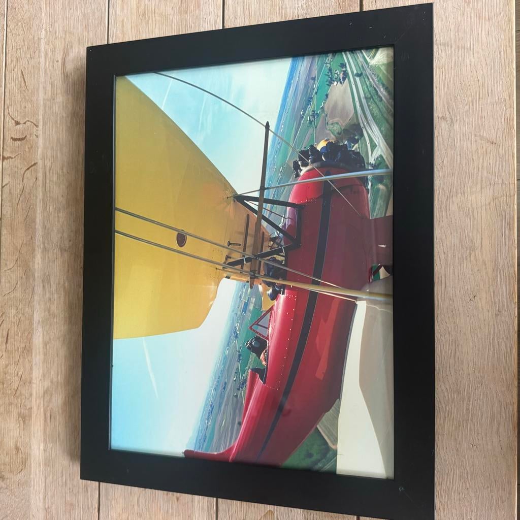 Ingelijste foto van een rood vliegtuig in de lucht, Huis en Inrichting, Woonaccessoires | Schilderijen, Tekeningen en Foto's, Gebruikt