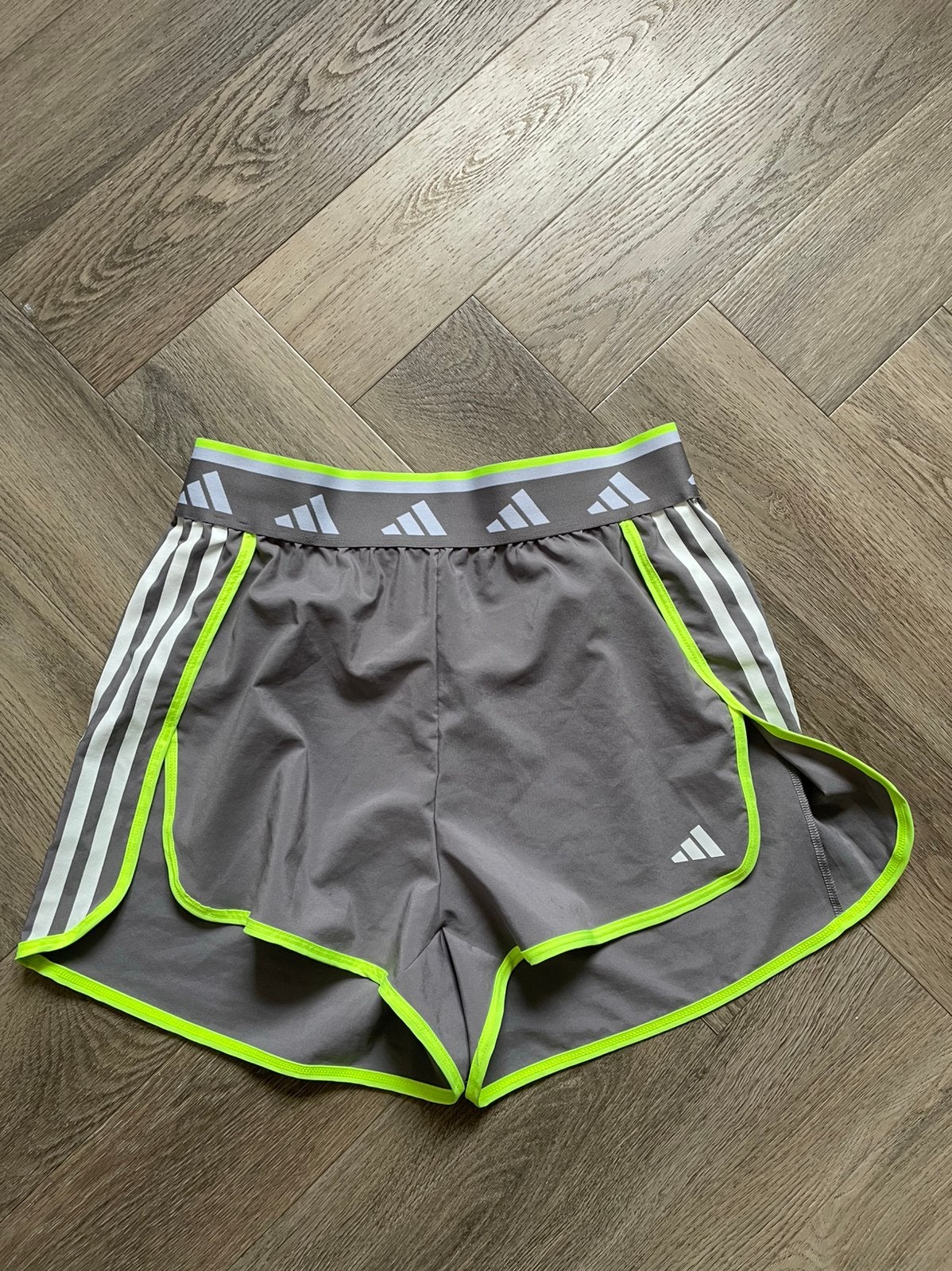 Adidas dames short sport grijs lime prachtig mt M, Kleding | Dames, Maat 38/40 (M), Overige typen, Ophalen of Verzenden, Zo goed als nieuw