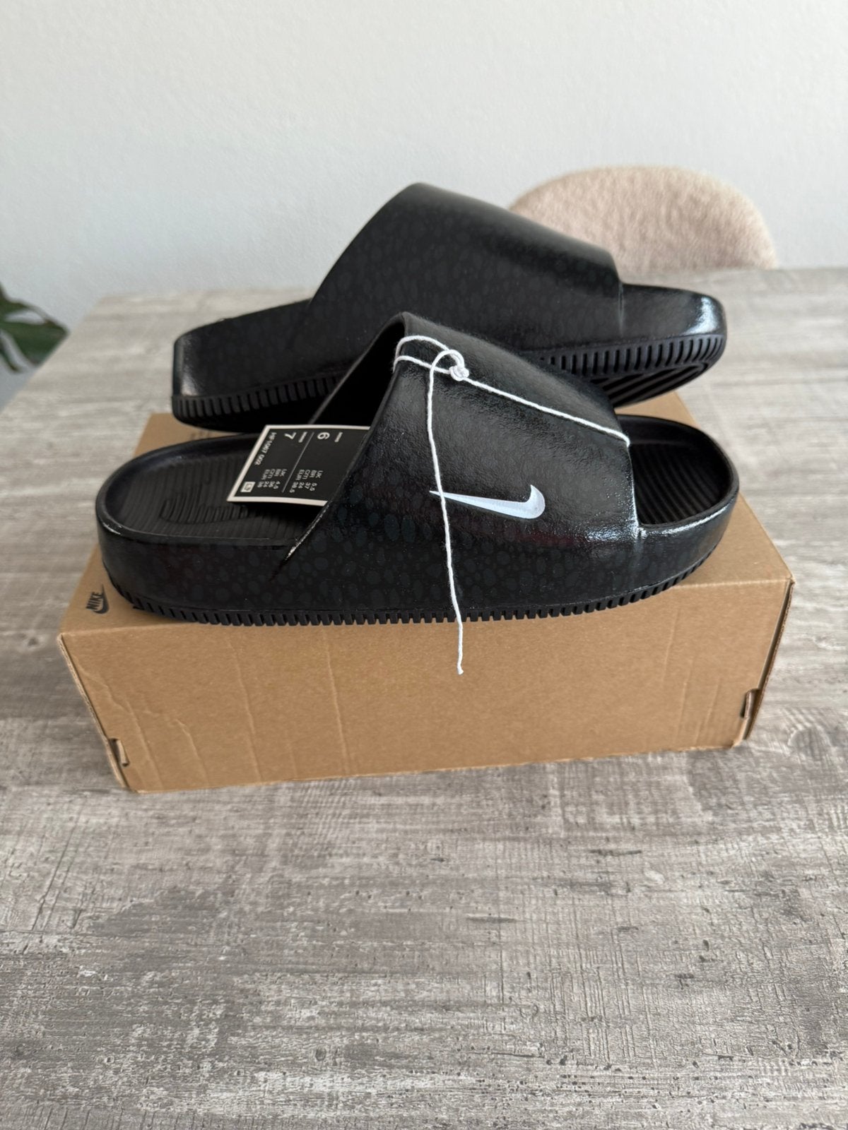 Te koop nieuw paar nike calm slide in maat 38,5 (38.5), Kleding | Heren, Schoenen, Slippers, Zwart, Nieuw, Ophalen of Verzenden