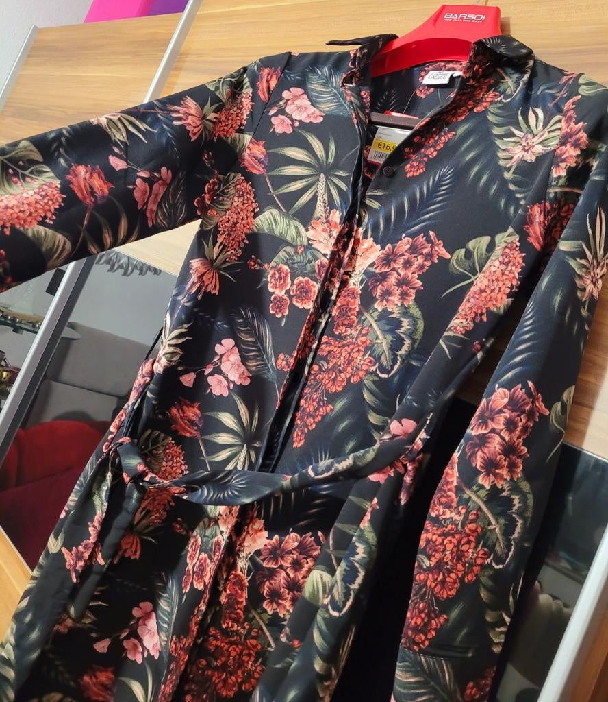 Zwarte jurk met bloemenprint en ceintuur, Kleding | Dames, Jurken, Overige kleuren, Nieuw, Ophalen of Verzenden, Maat 36 (S)