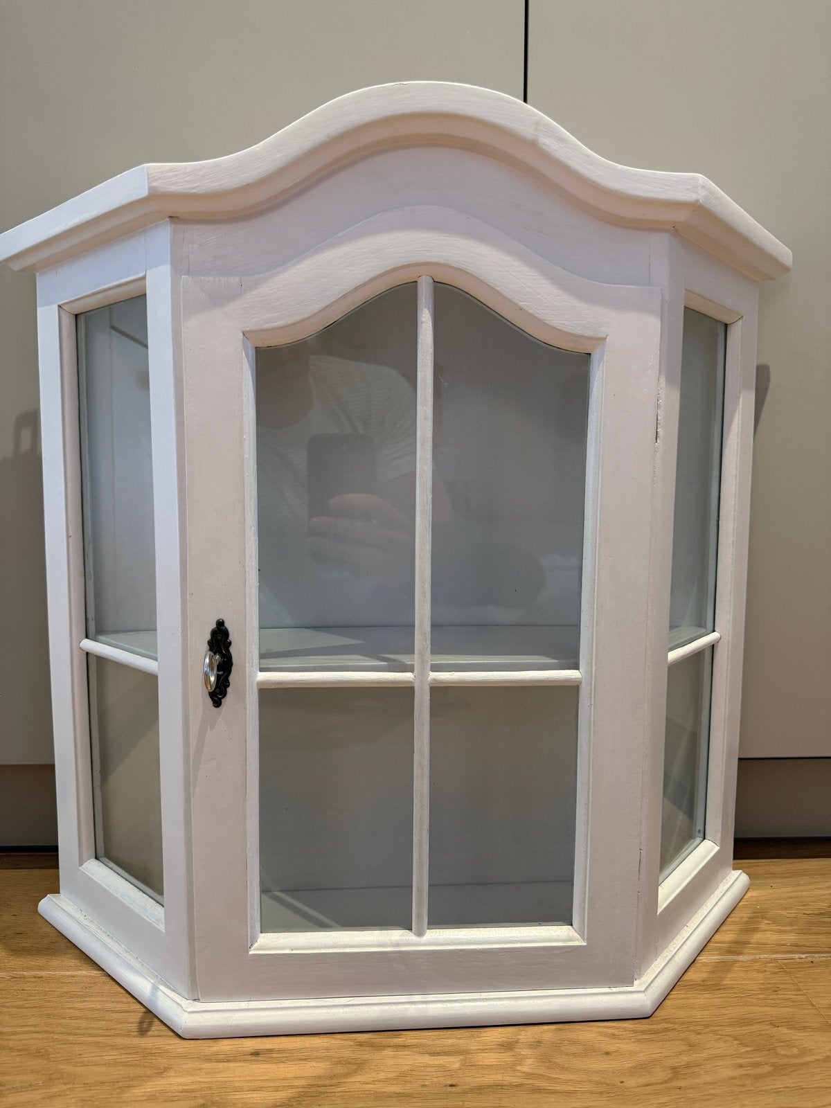 Witte wandvitrinekast met glazen deuren, Huis en Inrichting, Gebruikt, Minder dan 25 cm, Minder dan 100 cm, Overige houtsoorten