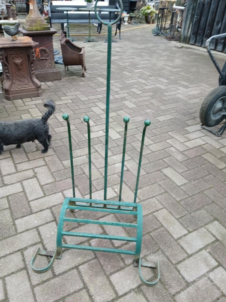 Laarzenrek, Ophalen