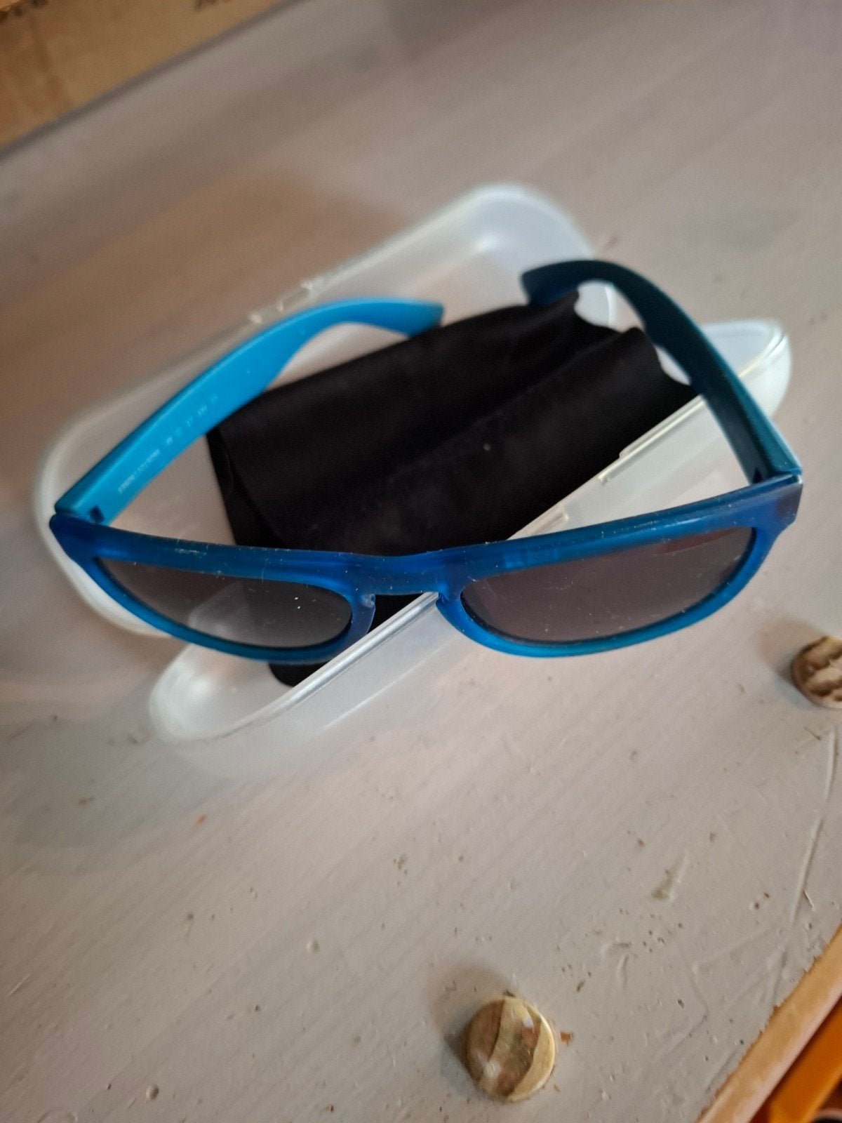 Blauwe kinder zonnebril met etui, Overige merken, Zonnebril, Blauw, Ophalen of Verzenden