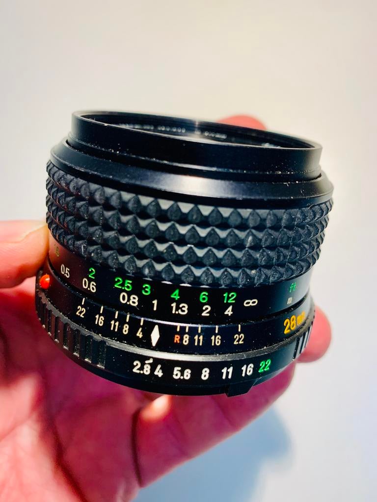 Minolta MD Rokkor 28mm f2.8 incl. zonnekap en UV filter, Ophalen of Verzenden, Gebruikt, Groothoeklens