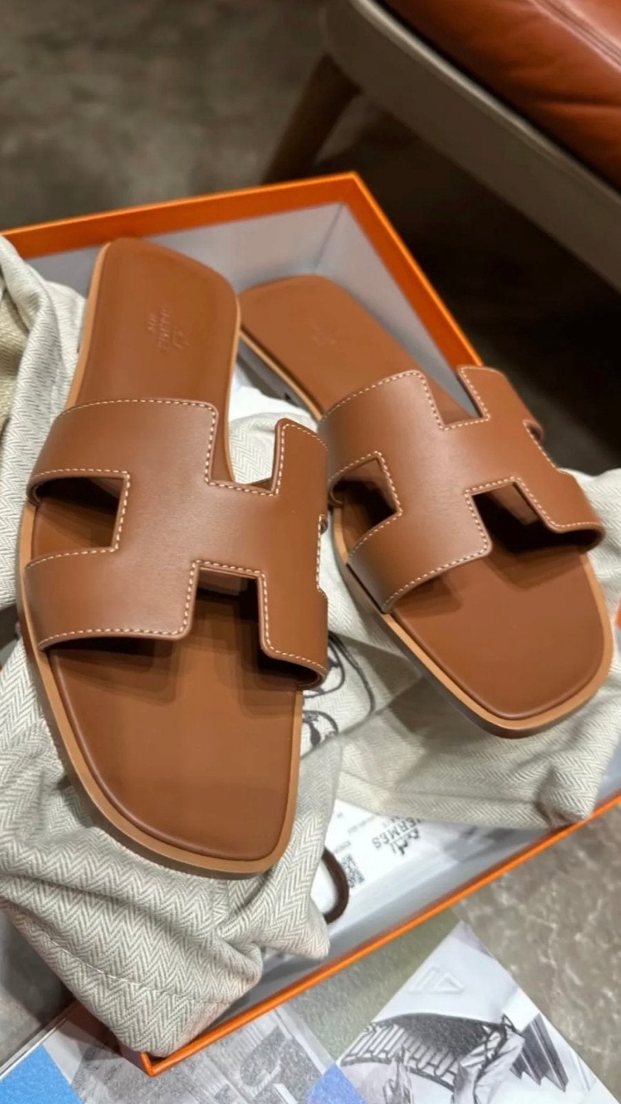 Bruine nieuwe Hermes oran slippers, Ophalen, Nieuw, Bruin, Slippers