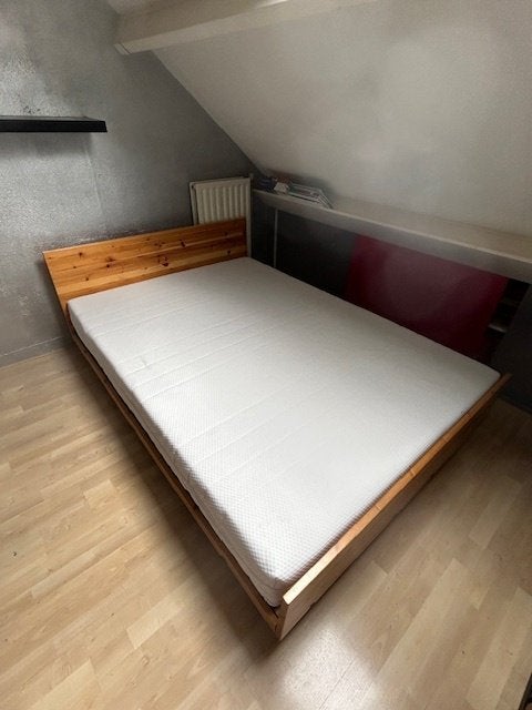 Prima bed te koop, 140x200, Huis en Inrichting, Slaapkamer | Bedden, Ophalen, Modern hout., Gebruikt, Bruin