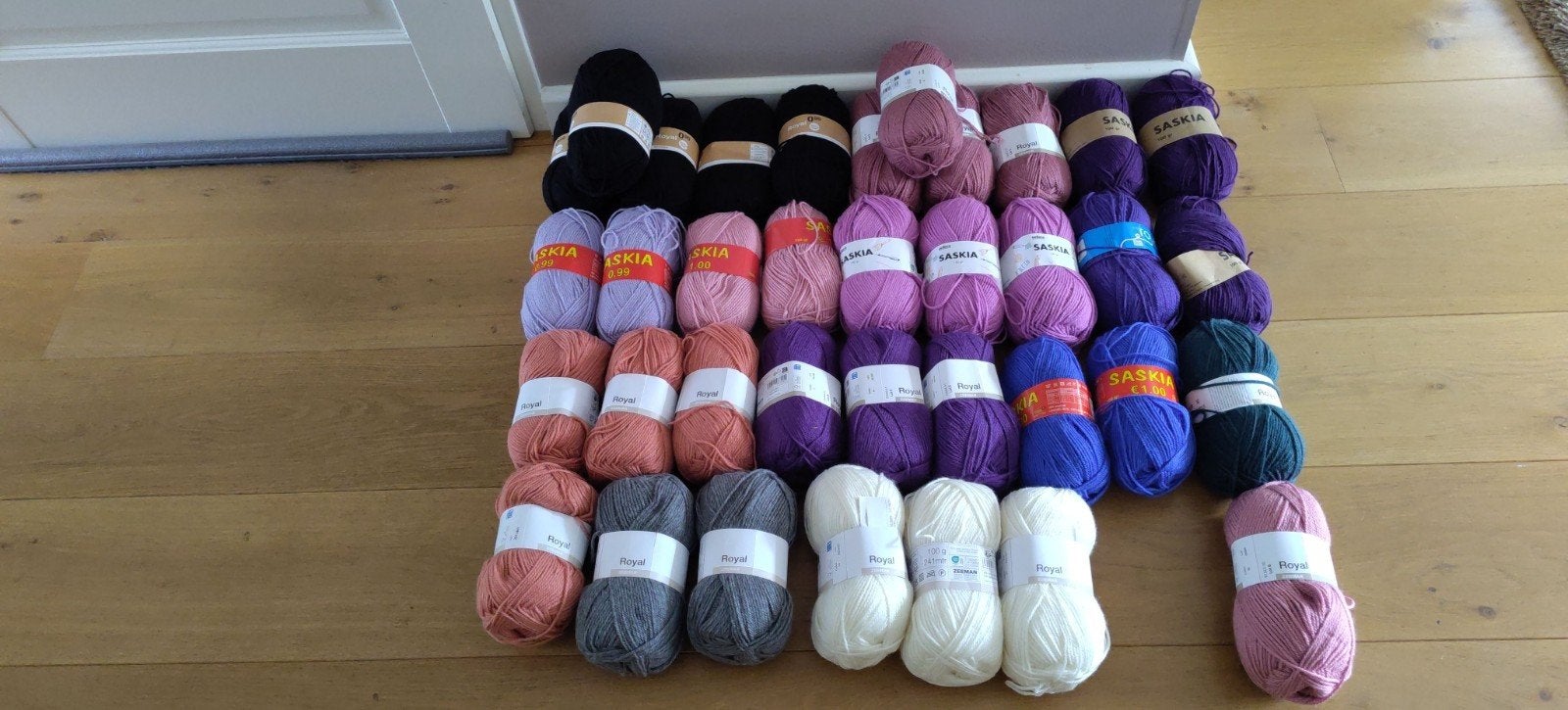 36 bollen Royal en  Saskia acryl incl opbergbak, Ophalen of Verzenden, Nieuw, Breien of Haken, Wol of Garen