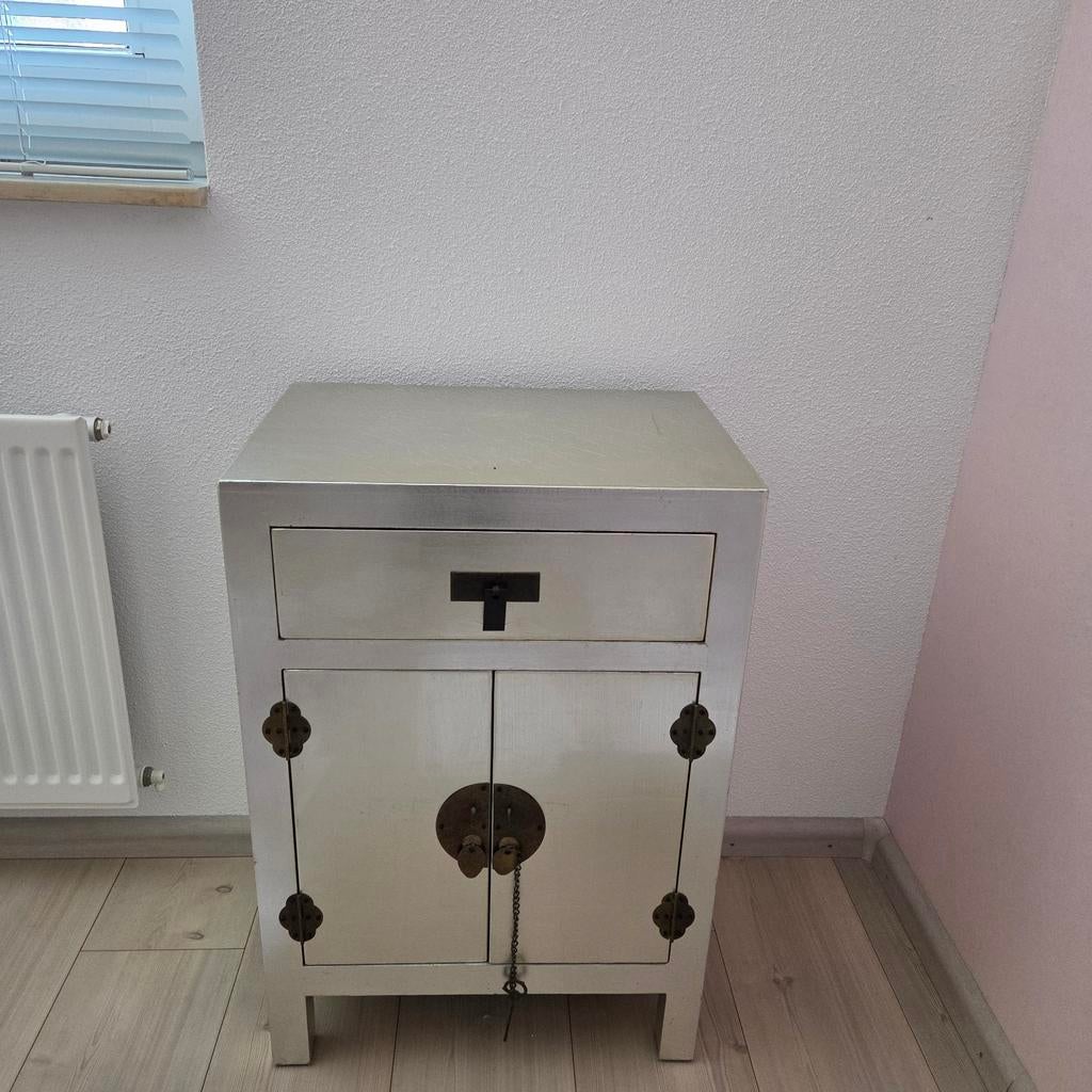 Chinees nachtkastje zilver, Huis en Inrichting, Slaapkamer | Nachtkastjes, Gebruikt, Minder dan 45 cm, Hout, 55 tot 70 cm