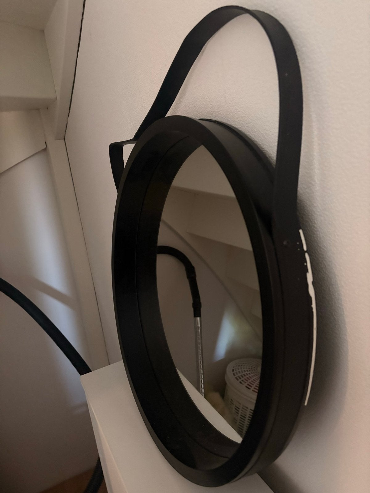 Zwarte Ronde Spiegel met Ophanglus, Huis en Inrichting, Woonaccessoires | Spiegels, Ophalen, Rond, Zo goed als nieuw, Minder dan 100 cm