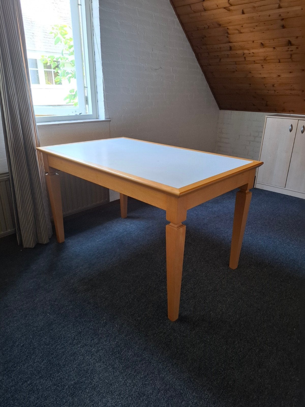 Eettafel met wit blad en houtkleurige poten, Ophalen, Rechthoekig, 100 tot 150 cm, 50 tot 100 cm