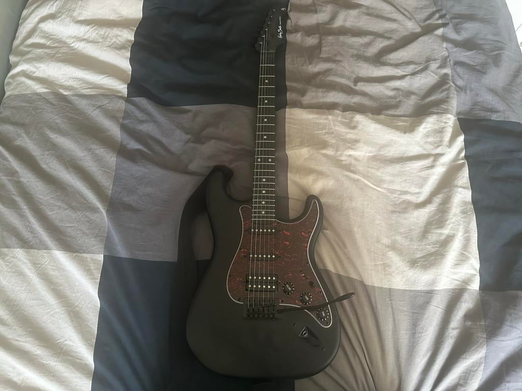 Mooie harley benton gitaar in hele goede staat met band, Muziek en Instrumenten, Behuizingen en Koffers, Ophalen of Verzenden
