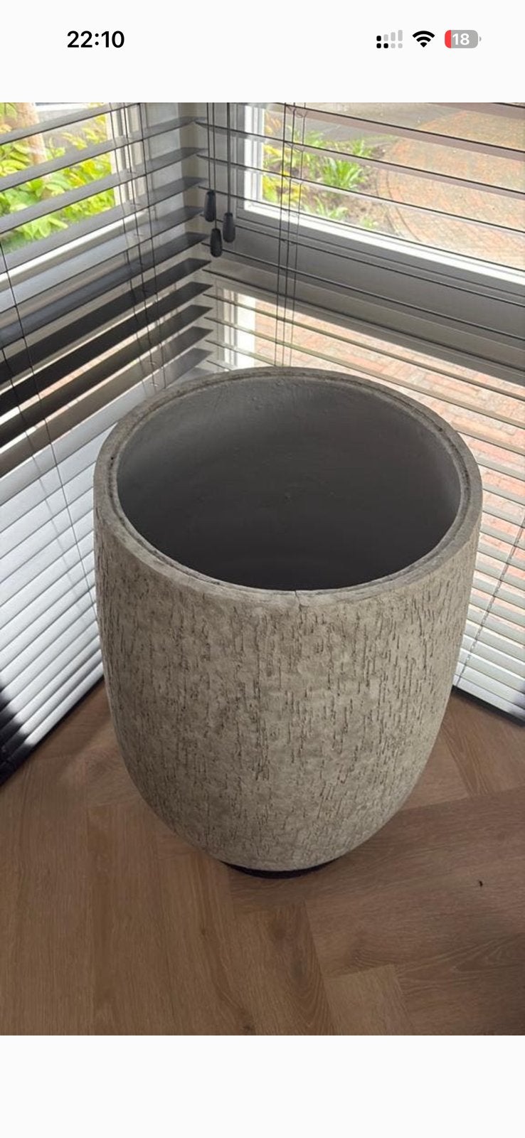 Grote hoge bloempot grijs gemeleerd. Hoge bloempot, Tuin en Terras, Ophalen, Steen, 40 cm of meer, Rond