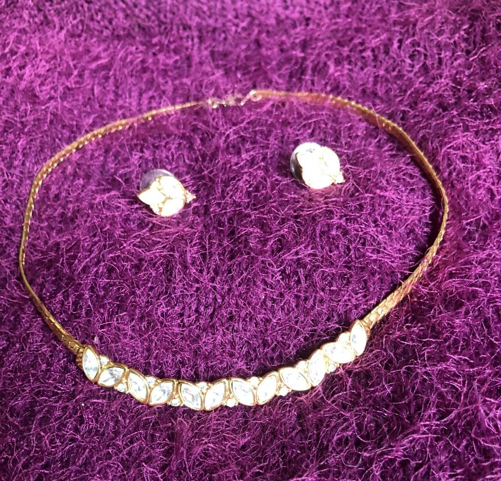 Monet choker ketting en oorstekers, Overige materialen, Gebruikt, Ophalen of Verzenden, Goud