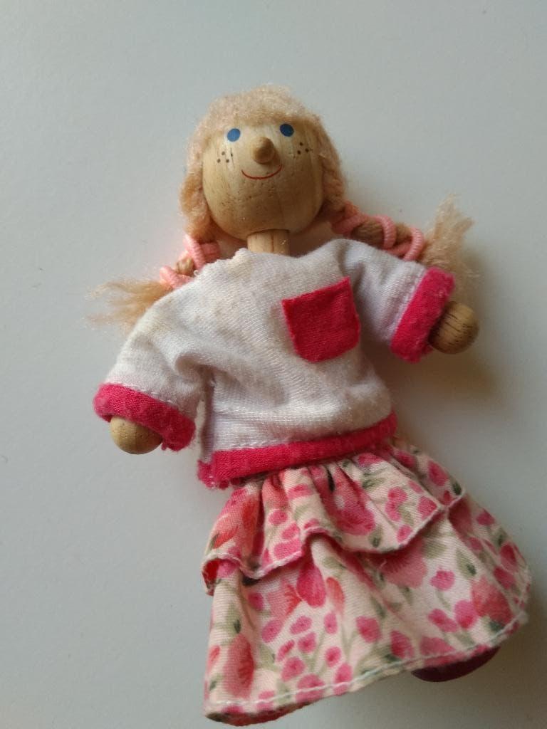 houten poppenhuispopje meisje Plantoys, Ophalen of Verzenden, Zo goed als nieuw, Poppenhuis