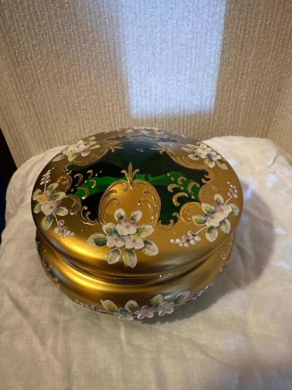Prachtige Vintage Groene Glazen Doos met Gouden Decoratie, Antiek en Kunst, Antiek | Glas en Kristal, Ophalen of Verzenden