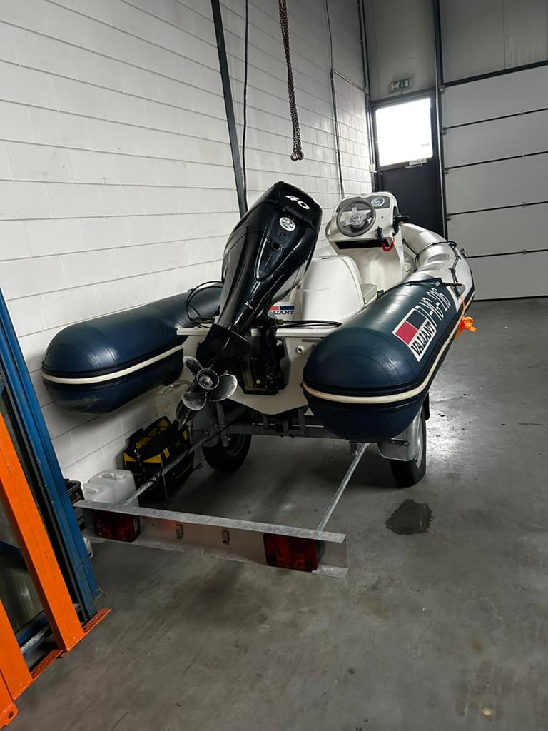 Valiant Rubberboot - 40pk, Watersport en Boten, Rubberboten, Ophalen of Verzenden, Zo goed als nieuw, Inclusief trailer, Valiant