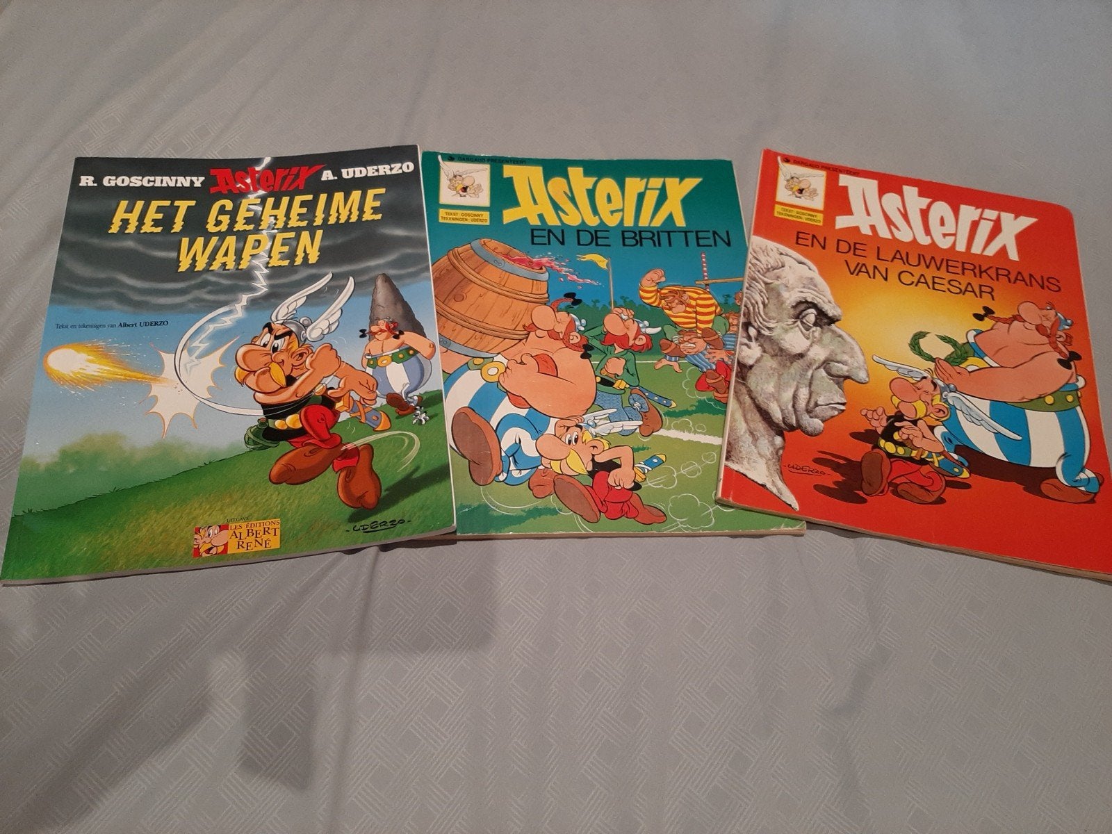 3 syripboeken Asterix, oa    Uderzo - Lauwerkrans van caesar, Ophalen of Verzenden, Zo goed als nieuw, Uderzo
