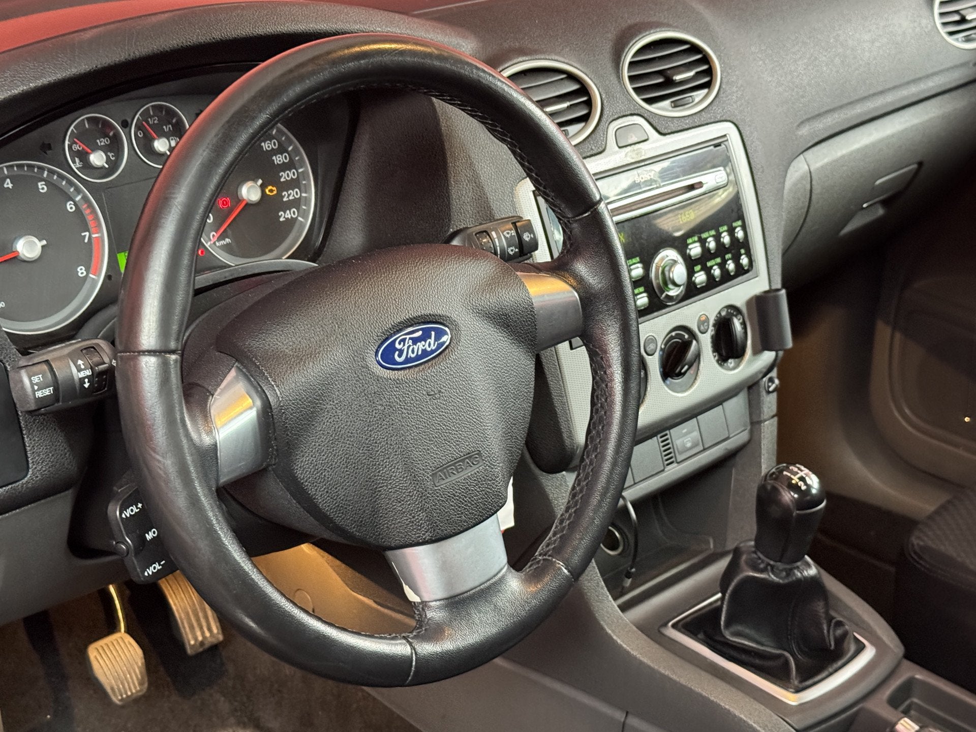 Ford Focus 1.6-16V Trend | APK 24-03-2027 | Inruilkoopje, 1596 cc, Stof, Zwart, 4 cilinders