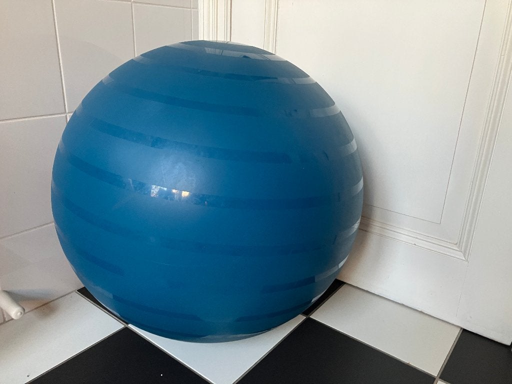 Mooie blauwe fitnessbal gymbal Nyamba - 65 cm, Sport en Fitness, Fitnessmaterialen, Ophalen of Verzenden, Zo goed als nieuw, Buik