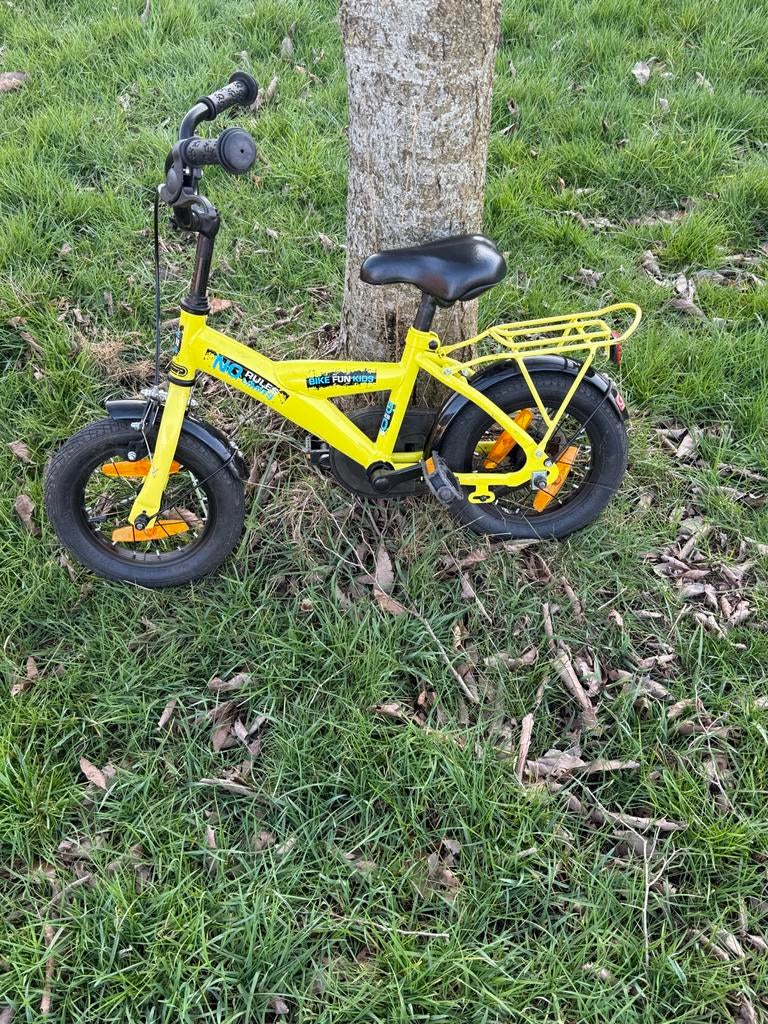 Geel kinderfietsje met bijpassende zijwieltjes, Ophalen, Gebruikt, Minder dan 16 inch, Zijwieltjes