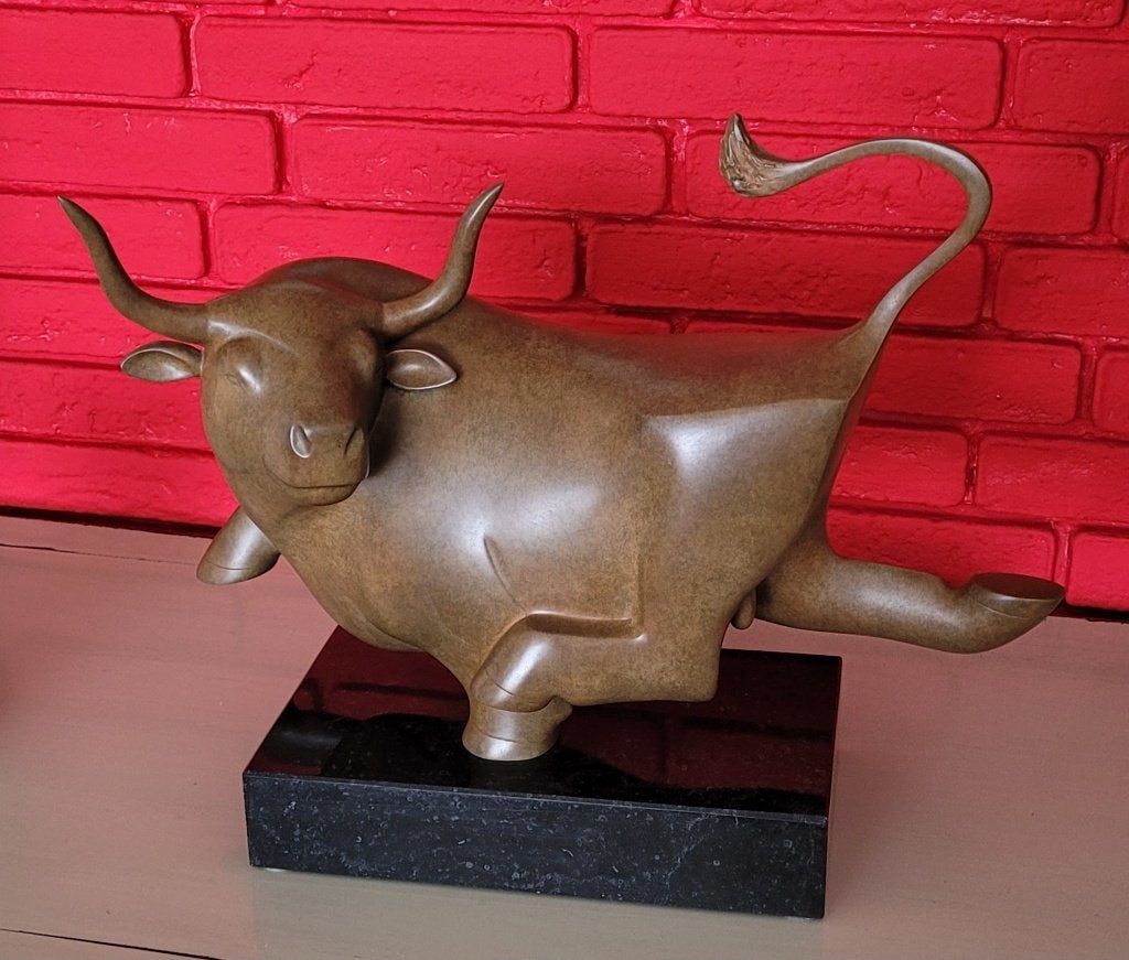 Rennende Stier , brons op sokkel Evert den Hartog, Ophalen, 20 - 50 cm, Beeld, Handgemaakt