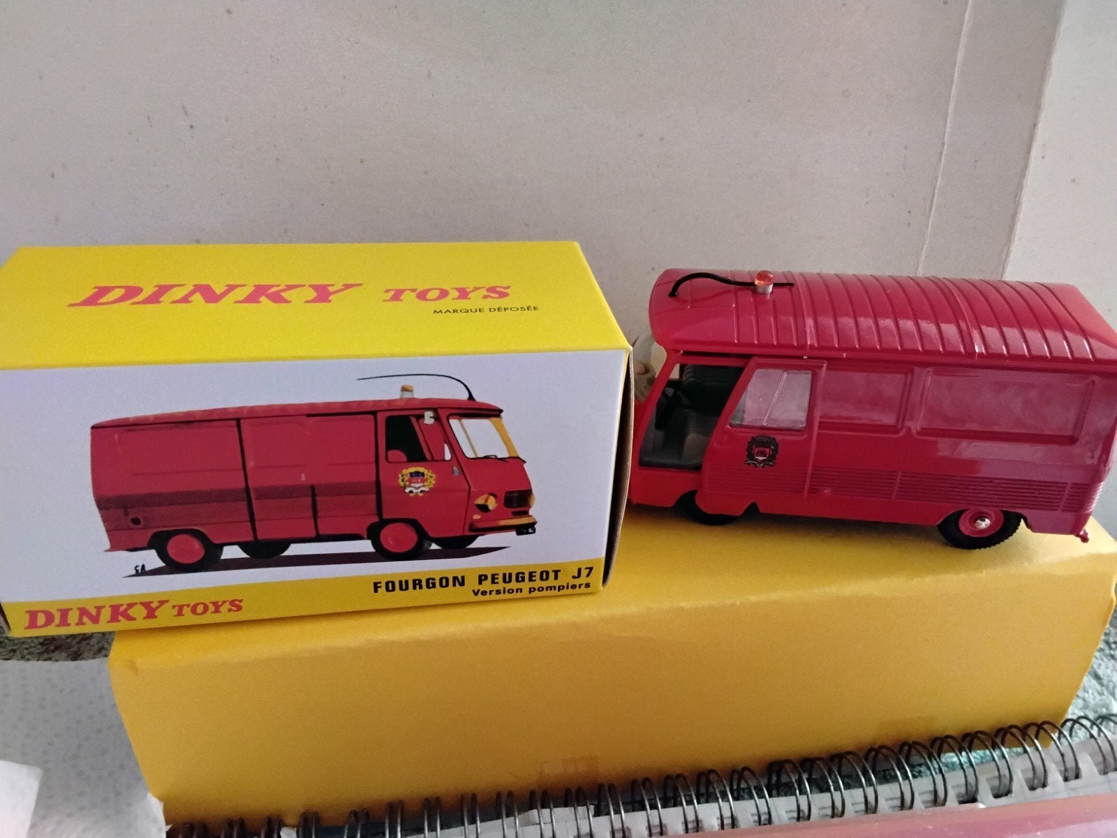 DINKY TOYS ATLAS FOURGON PEUGEOT J 7 NO 570 P, Ophalen of Verzenden, Zo goed als nieuw, Auto, Dinky Toys