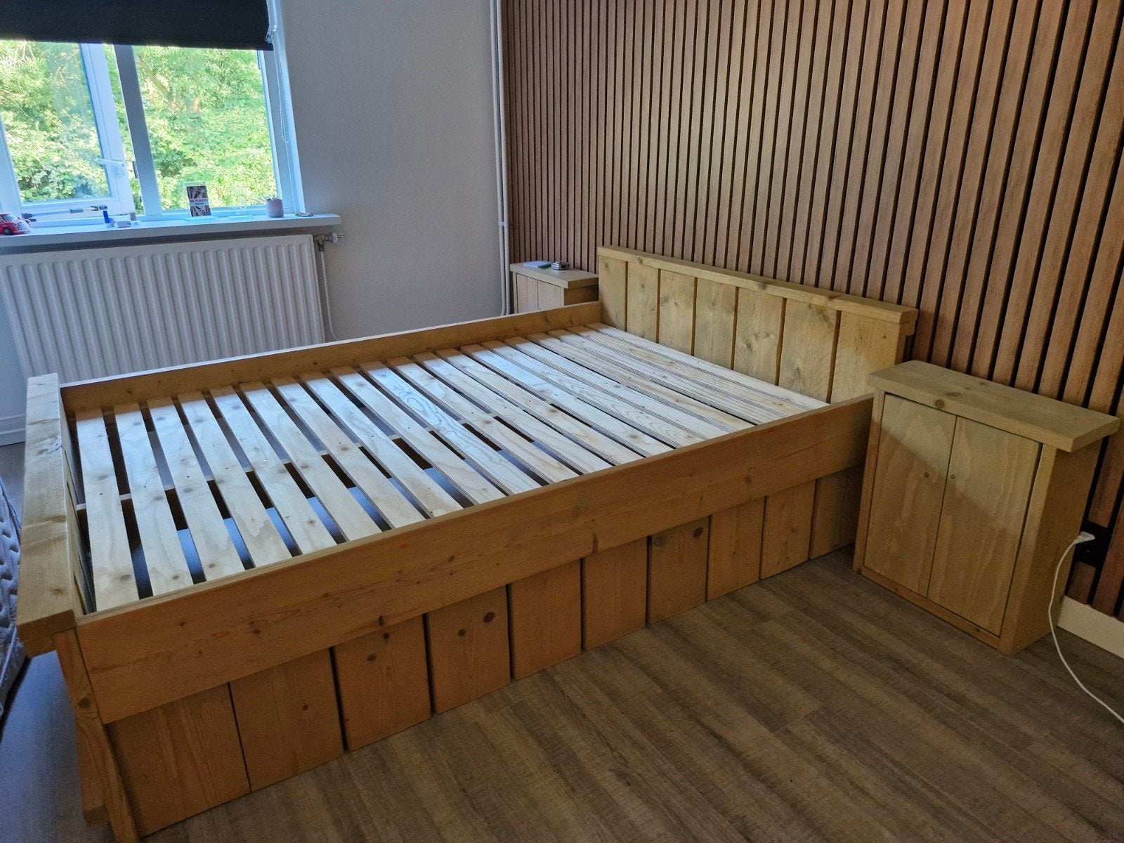 Steigerhouten bed 140x200 met nachtkastjes, Ophalen, Gebruikt, Bruin, Steigerhout