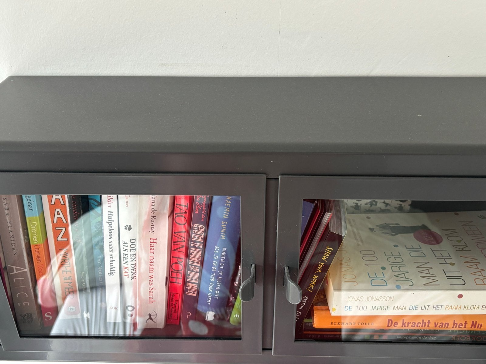 Grijze wand-vitrinekastjes Ikea met glazen deuren, Huis en Inrichting, Kasten | Vitrinekasten, Ophalen, Gebruikt, 50 tot 100 cm