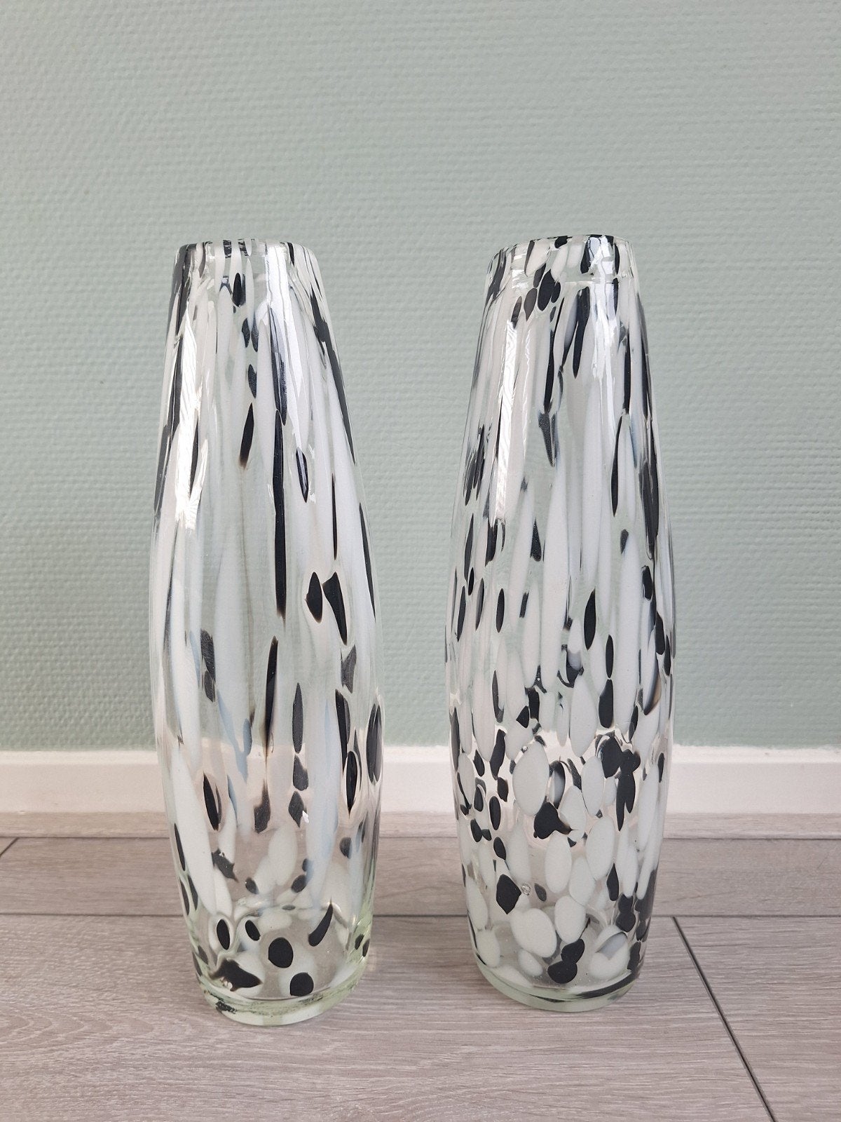 2 prachrige glazen vazen zwart/wit.
Gemaakt van dik glas, Huis en Inrichting, Gevondenengemaakt@gmail.com, Wit, Onbekend, Ophalen of Verzenden