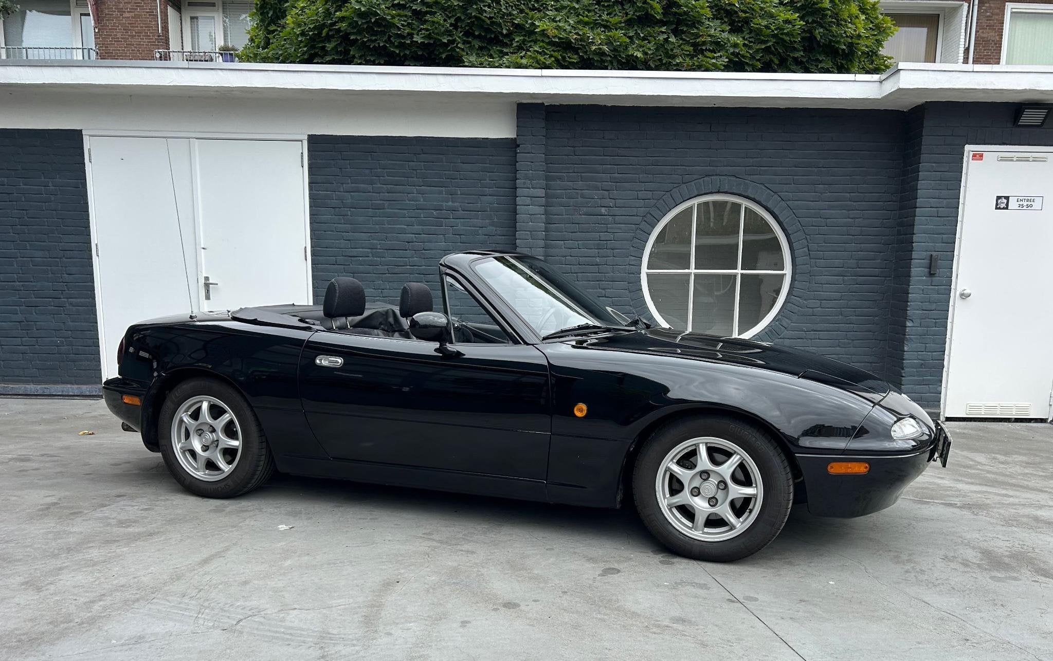 Mazda MX-5 1.6i, Gebruikt, Zwart, 4 cilinders, Cabriolet