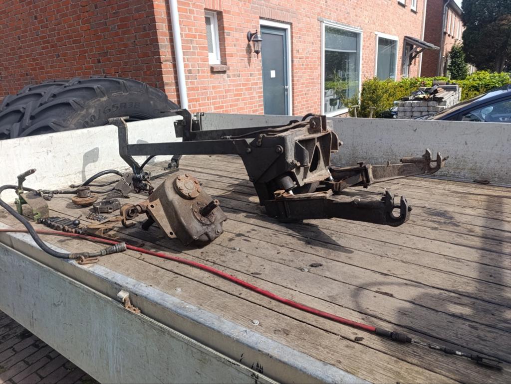 Fendt fronthef met pto komt van een 308ls af, Ophalen