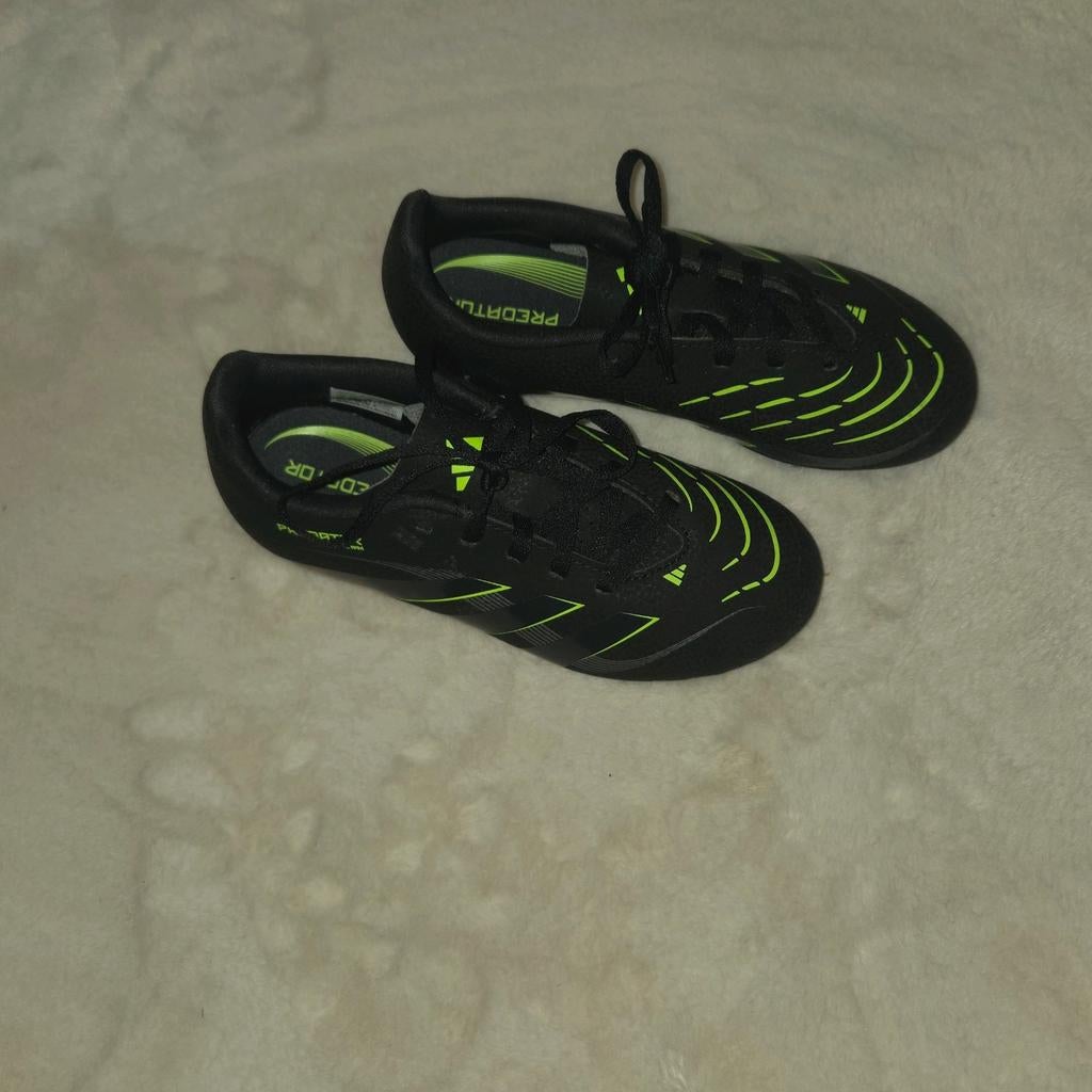 Nieuwe Adidas Predator voetbalschoenen maat 32, Ophalen of Verzenden, Nieuw, Schoenen