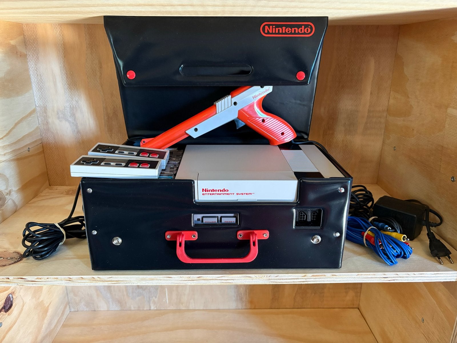 Nintendo NES Classic met games, 2 controllers en zapper, Ophalen of Verzenden, Gebruikt, Met 2 controllers, Met games
