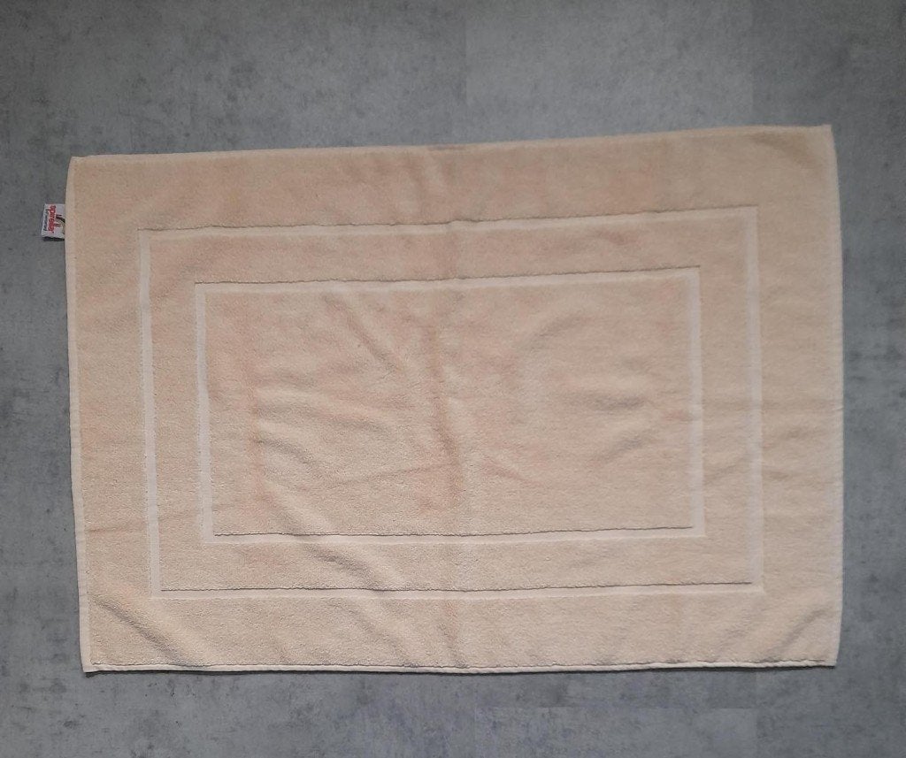 BADMAT crèmekleurig. 62 x 90 cm (kleur op foto verschilt), Ophalen of Verzenden, Zo goed als nieuw, Overige kleuren, Badmat