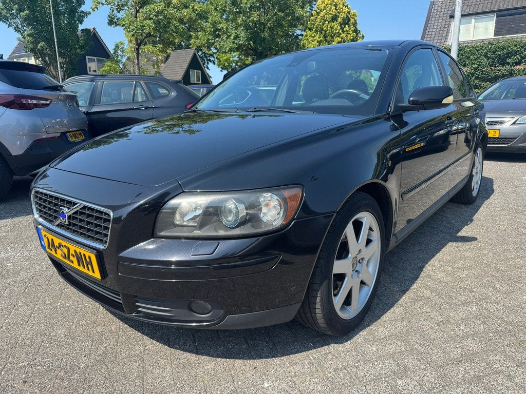 Volvo S40 2.4i Exclusive 170pk,Apk 23/2/27,Airco,Cruise, Auto's, Voorwielaandrijving, Gebruikt, 700 kg, Zwart